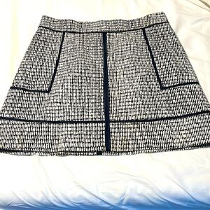 Ann taylor sz 10 P black & white skirt.